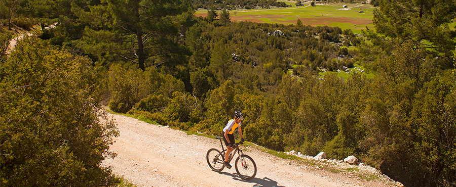 Un viaje interminable de exuberantes bosques, ciudades históricas y costas turquesas... así es recorrer La Riviera Turca en bicicleta